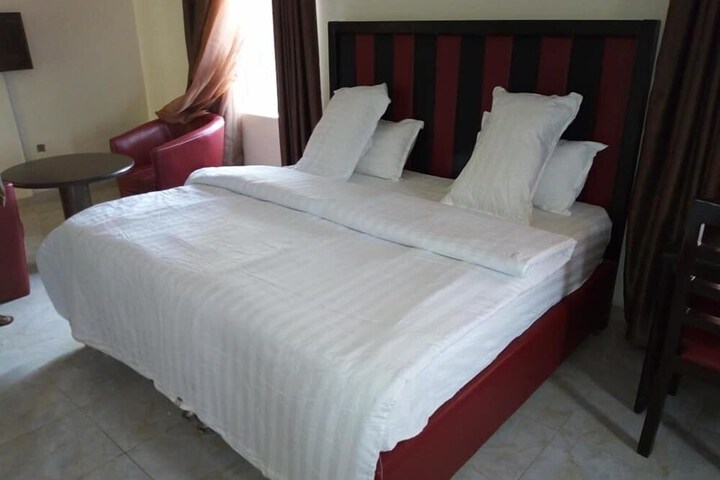 Room 5 of 11