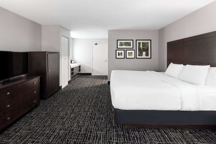 Deluxe King Bed (3 of 9)