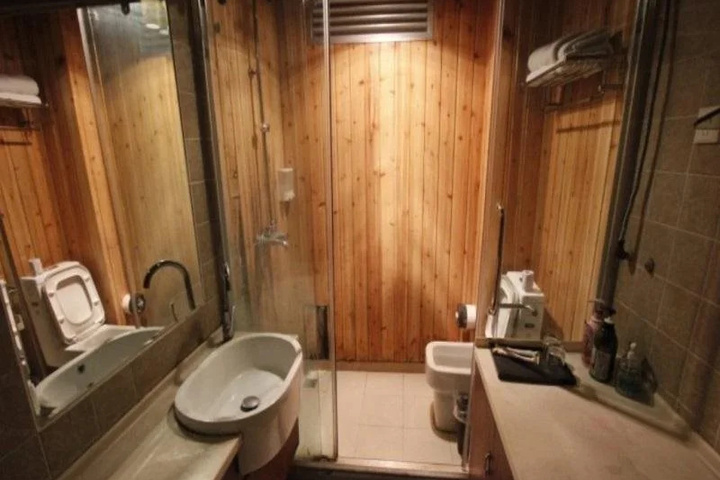 Room 8 of 16