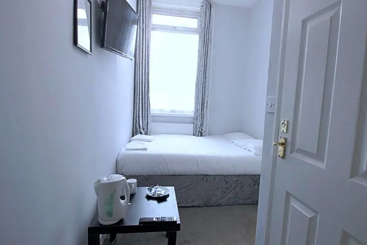 Room 7 of 12