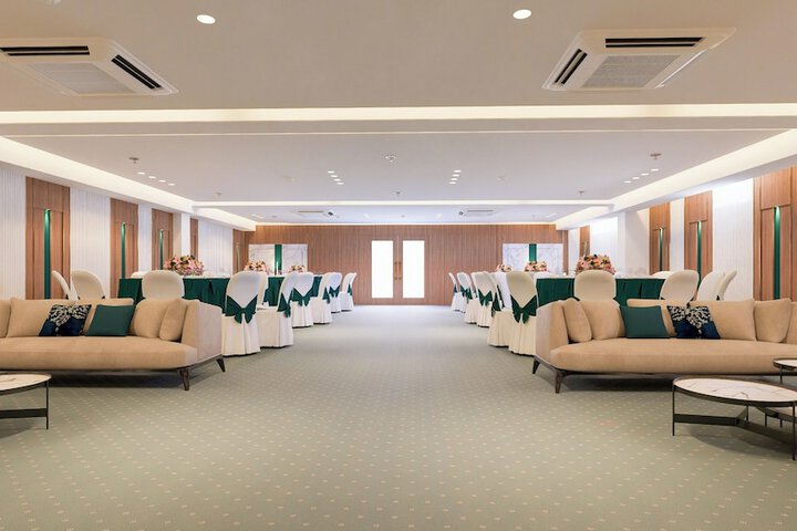 Ballroom/Hall 17 of 23