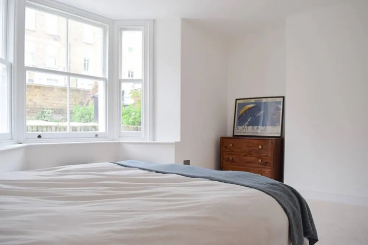 Newly Decorated Contemporary 2 Bedroom Flat