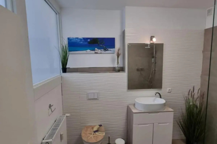 Room 8 of 17