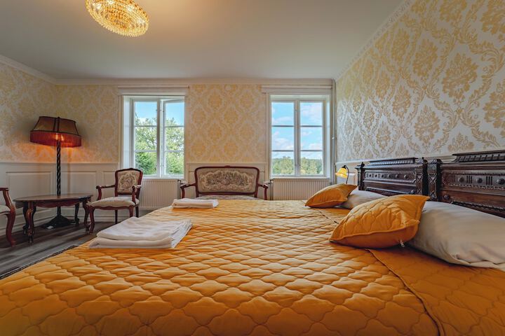 Room 105 of 148