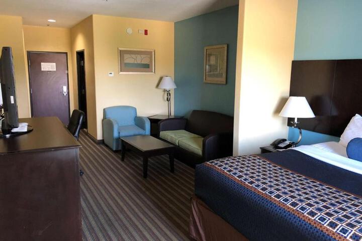 Suite 1 King Bed 42 Inch High Definition TV, Microwave and Refrigerator Desk Sofa Bed High Speed Internet Accessible Full Breakfast (4 of 6)