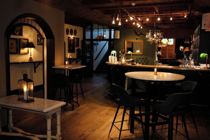 Lounge 22 of 25