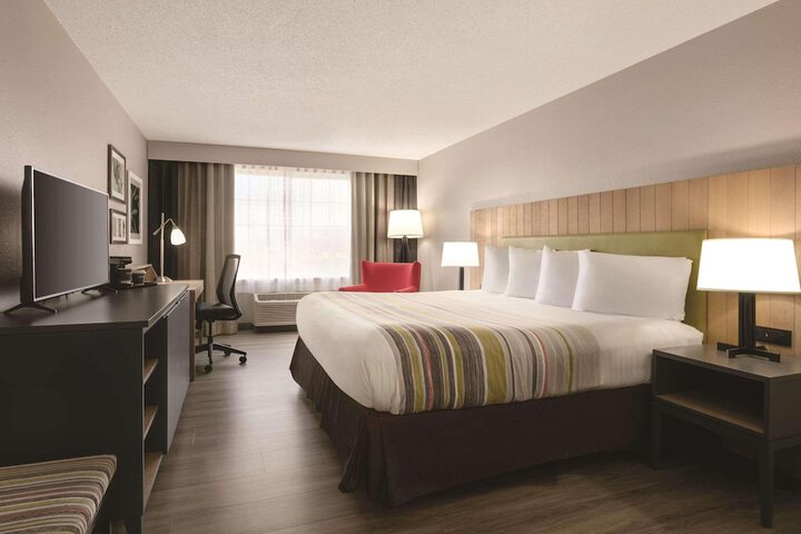 1 King Bed (6 of 10)