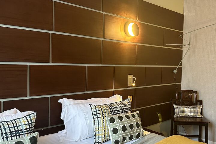 Room 38 of 221
