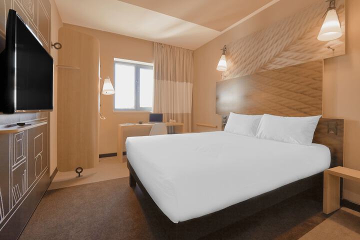 Room 3 of 42