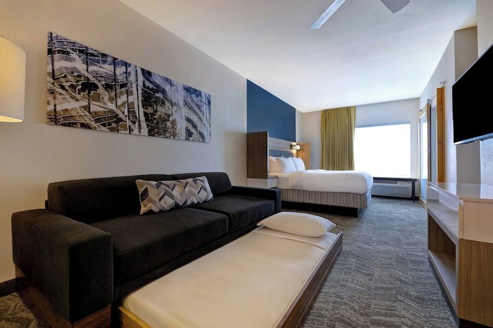 Room 6 of 18