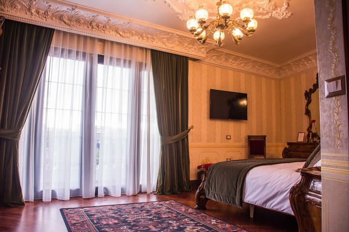 Room 6 of 82