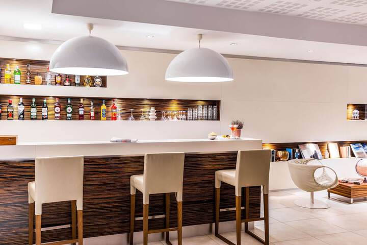 Lounge 106 of 133