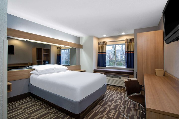1 Queen Bed Accessible Room (18 of 25)