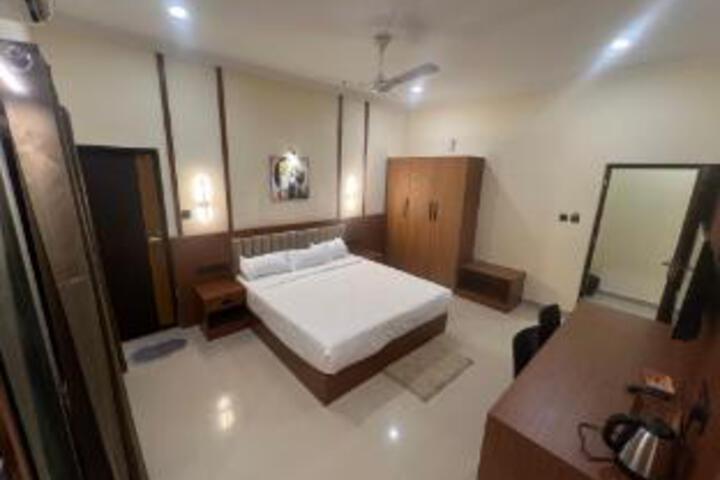 Room 13 of 16