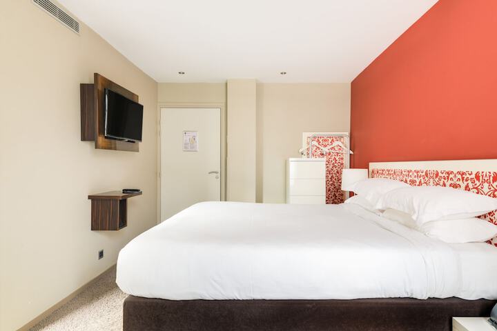 Room 13 of 42