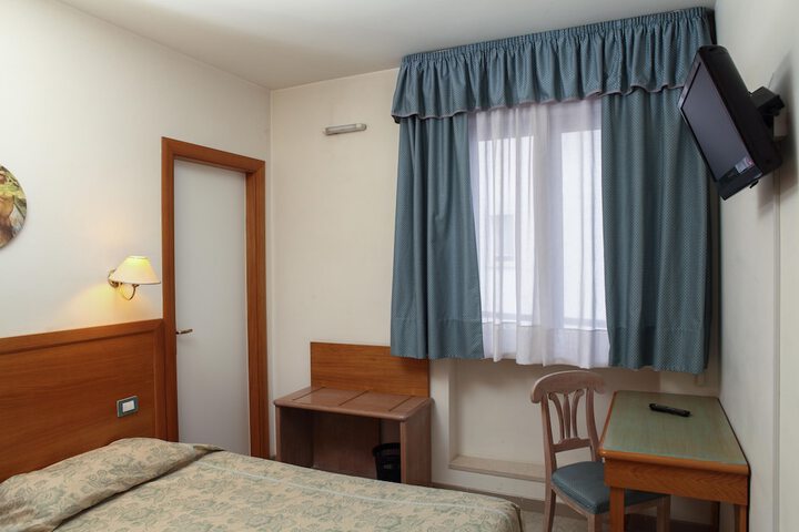 Room 9 of 33