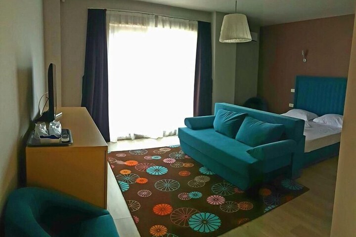 Room 10 of 68