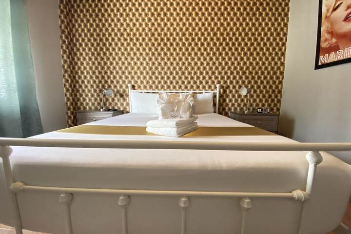 1 Queen Bed (6 of 12)