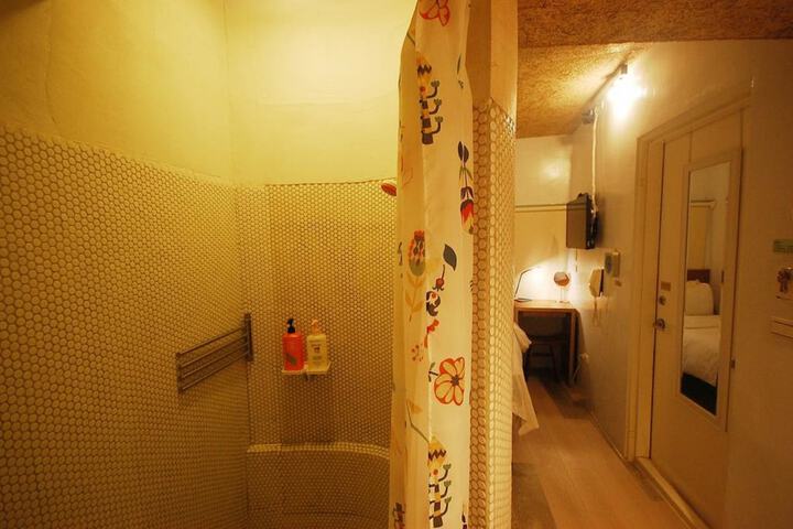 Room 28 of 82