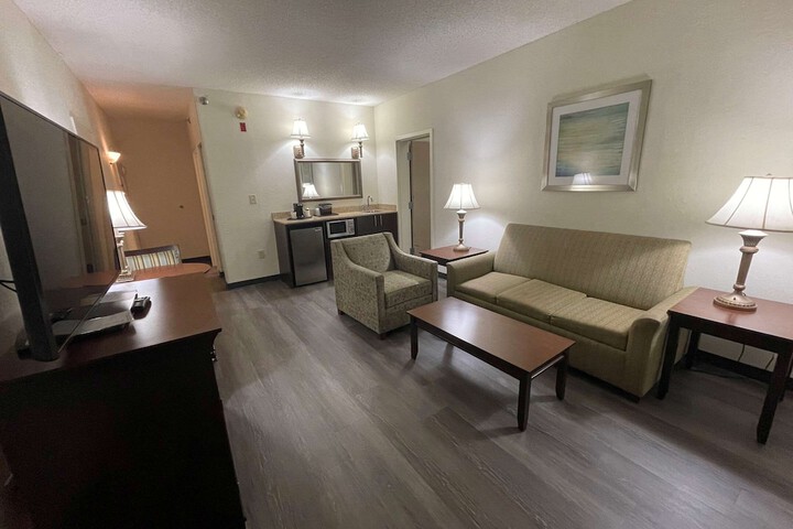 1 Queen Bed Accessible (11 of 46)