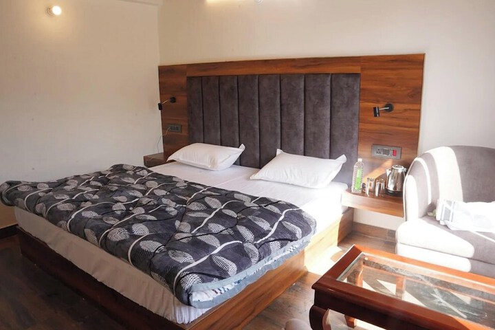 Room 2 of 10