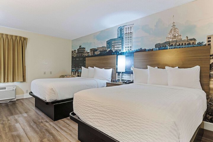 2 Queen Beds (10 of 11)