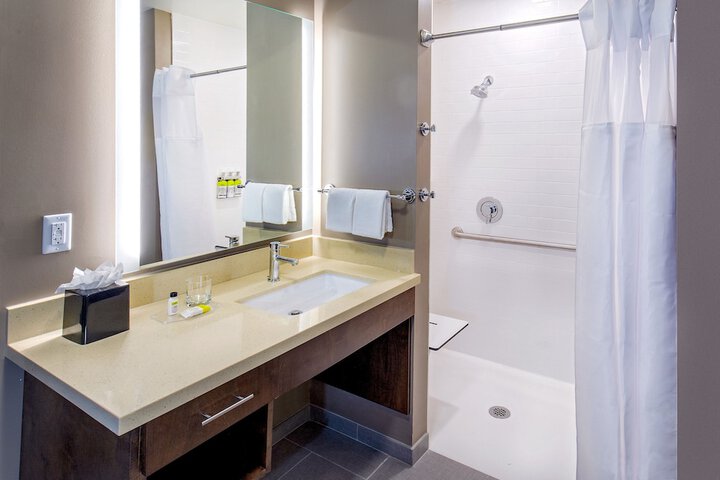 1 Queen Studio Suite Communications Accessible (7 of 11)