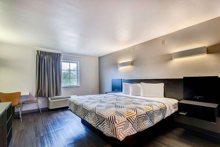 1 King Bed (6 of 13)