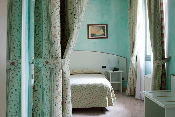 Room 6 of 71