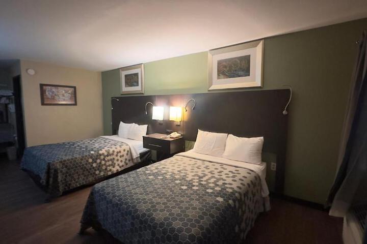 2 Queen Beds (6 of 7)
