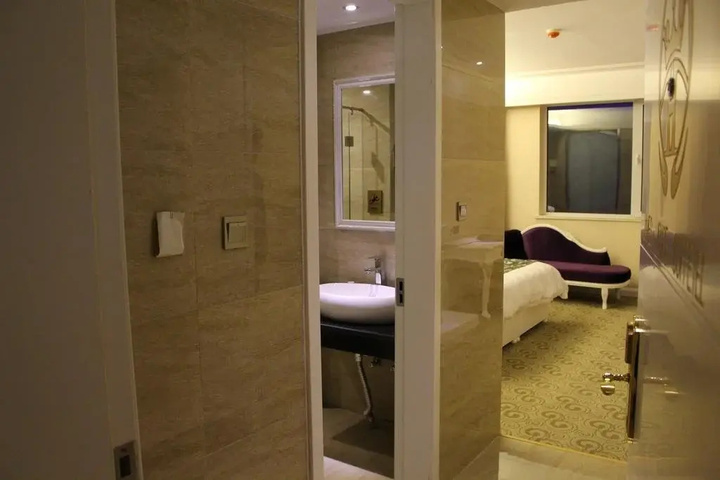 Room 7 of 9