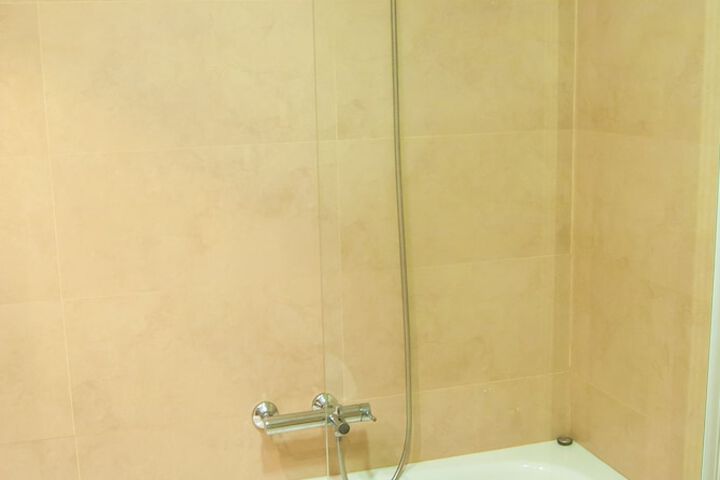 Deep soaking bathtub