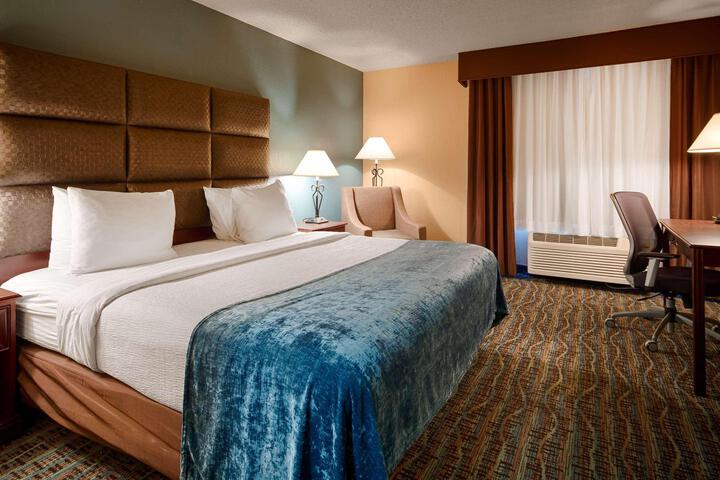 1 King Bed Pillowtop Bed 32 Inch LCD Television Microwave and Refrigerator Full Breakfast (4 of 14)
