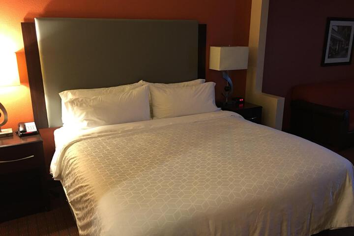 1 King Bed (3 of 10)