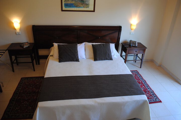 Room 6 of 16