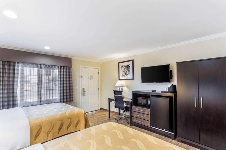 2 Queen Beds (11 of 27)