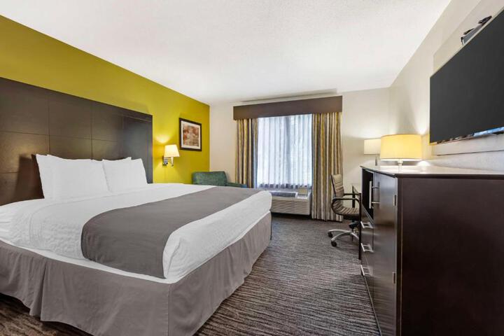 1 King Bed Microwave and Refrigerator Full Breakfast (7 of 14)
