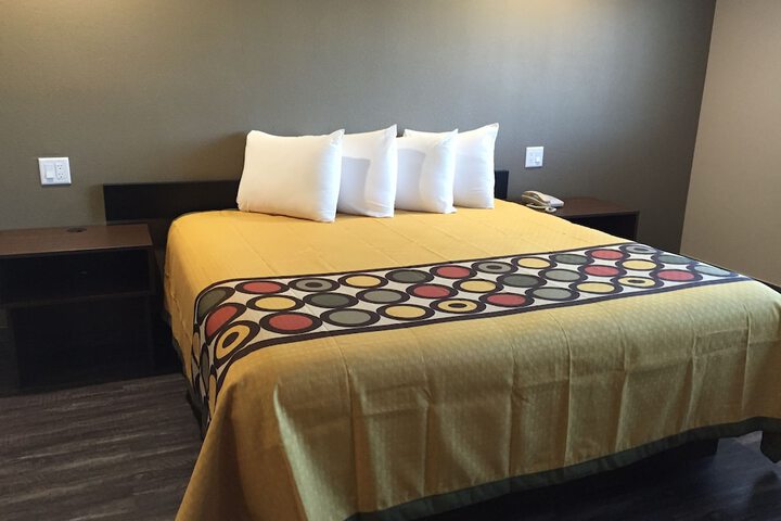 1 King Bed (16 of 20)