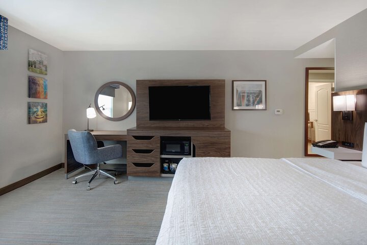 1 King Bed (2 of 16)