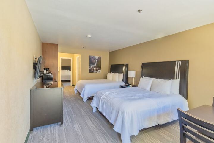 Standard Quadruple Room 2 Queen Beds (22 of 27)