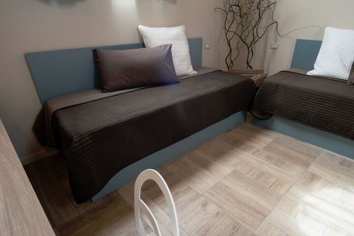 Room 10 of 32