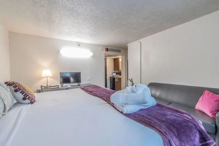 Room 2 of 10