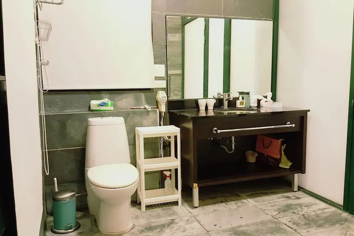 Room 10 of 33
