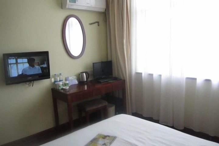 Room 13 of 19