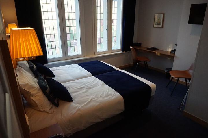 Room 24 of 112