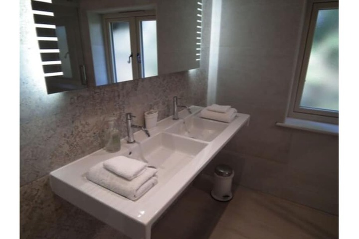Room 45 of 76