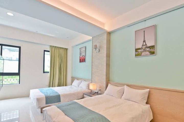 Room 6 of 8