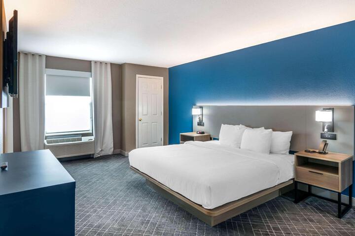 1 King Bed Accessible (2 of 4)