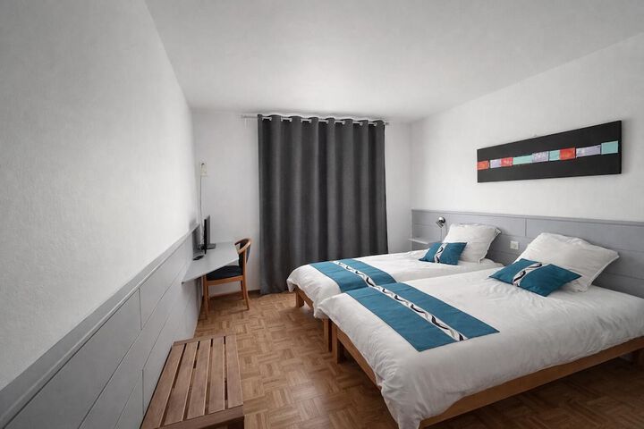 Room 10 of 28