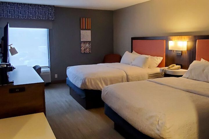 2 Queen Beds (13 of 13)